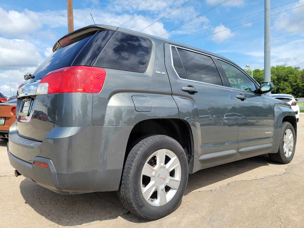 2012 GRAY GMC Terrain SLE1 (2GKALMEK2C6) with an 2.4L L4 DOHC 16V engine, 6-Speed Automatic transmission, located at 2660 S.Garland Avenue, Garland, TX, 75041, (469) 298-3118, 32.885387, -96.656776 - Welcome to DallasAutos4Less, one of the Premier BUY HERE PAY HERE Dealers in the North Dallas Area. We specialize in financing to people with NO CREDIT or BAD CREDIT. We need proof of income, proof of residence, and a ID. Come buy your new car from us today!! This is a very well cared for 2012 GM - Photo #3