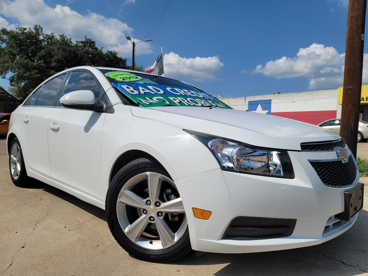 2012 WHITE Chevrolet Cruze 2LT (1G1PG5SC9C7) with an 1.4L L4 DOHC 16V TURBO engine, 6-Speed Automatic transmission, located at 2660 S.Garland Avenue, Garland, TX, 75041, (469) 298-3118, 32.885387, -96.656776 - Welcome to DallasAutos4Less, one of the Premier BUY HERE PAY HERE Dealers in the North Dallas Area. We specialize in financing to people with NO CREDIT or BAD CREDIT. We need proof of income, proof of residence, and a ID. Come buy your new car from us today!! This is a very well cared for 2012 CH - Photo #0