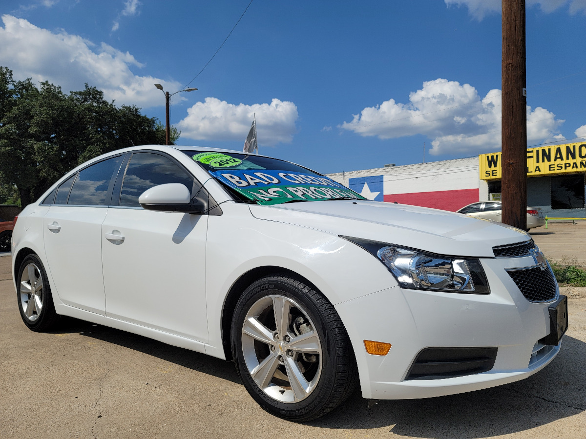 2012 WHITE Chevrolet Cruze 2LT (1G1PG5SC9C7) with an 1.4L L4 DOHC 16V TURBO engine, 6-Speed Automatic transmission, located at 2660 S.Garland Avenue, Garland, TX, 75041, (469) 298-3118, 32.885387, -96.656776 - Welcome to DallasAutos4Less, one of the Premier BUY HERE PAY HERE Dealers in the North Dallas Area. We specialize in financing to people with NO CREDIT or BAD CREDIT. We need proof of income, proof of residence, and a ID. Come buy your new car from us today!! This is a very well cared for 2012 CH - Photo #1