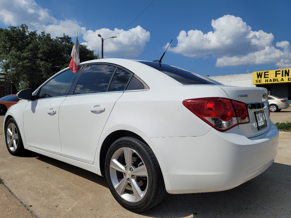 2012 WHITE Chevrolet Cruze 2LT (1G1PG5SC9C7) with an 1.4L L4 DOHC 16V TURBO engine, 6-Speed Automatic transmission, located at 2660 S.Garland Avenue, Garland, TX, 75041, (469) 298-3118, 32.885387, -96.656776 - Welcome to DallasAutos4Less, one of the Premier BUY HERE PAY HERE Dealers in the North Dallas Area. We specialize in financing to people with NO CREDIT or BAD CREDIT. We need proof of income, proof of residence, and a ID. Come buy your new car from us today!! This is a very well cared for 2012 CH - Photo #5