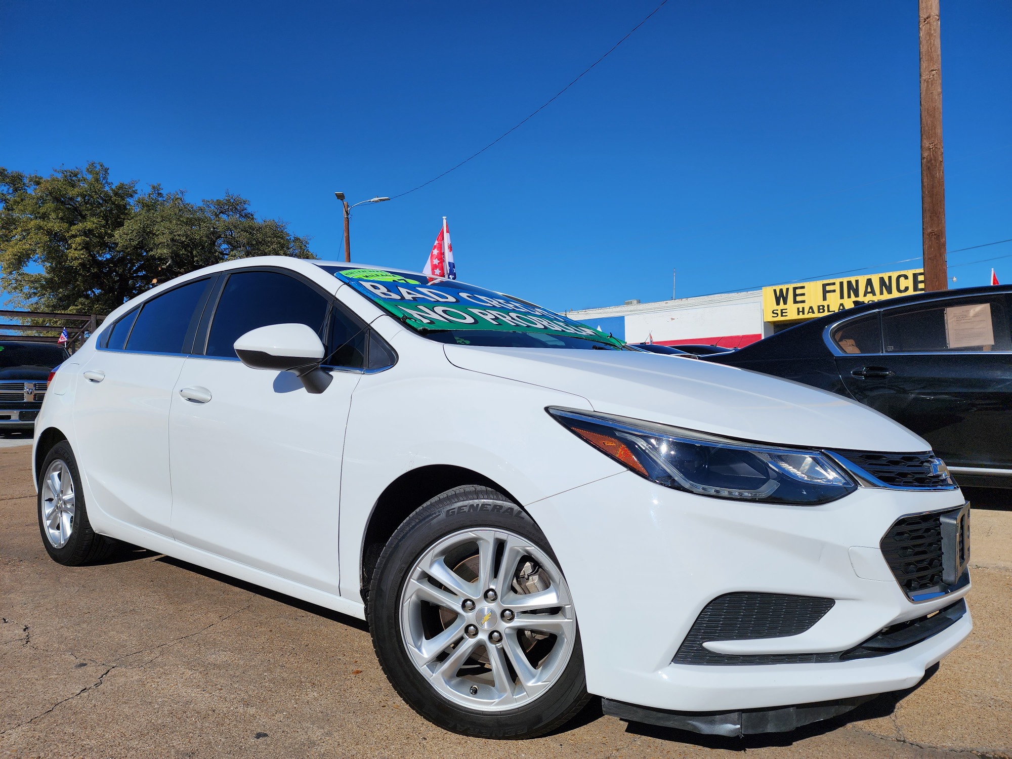 2017 WHITE /BLACK Chevrolet Cruze LT (3G1BE6SMXHS) with an 1.4L L4 DOHC 16V TURBO engine, 6A transmission, located at 2660 S.Garland Avenue, Garland, TX, 75041, (469) 298-3118, 32.885387, -96.656776 - Photo #0