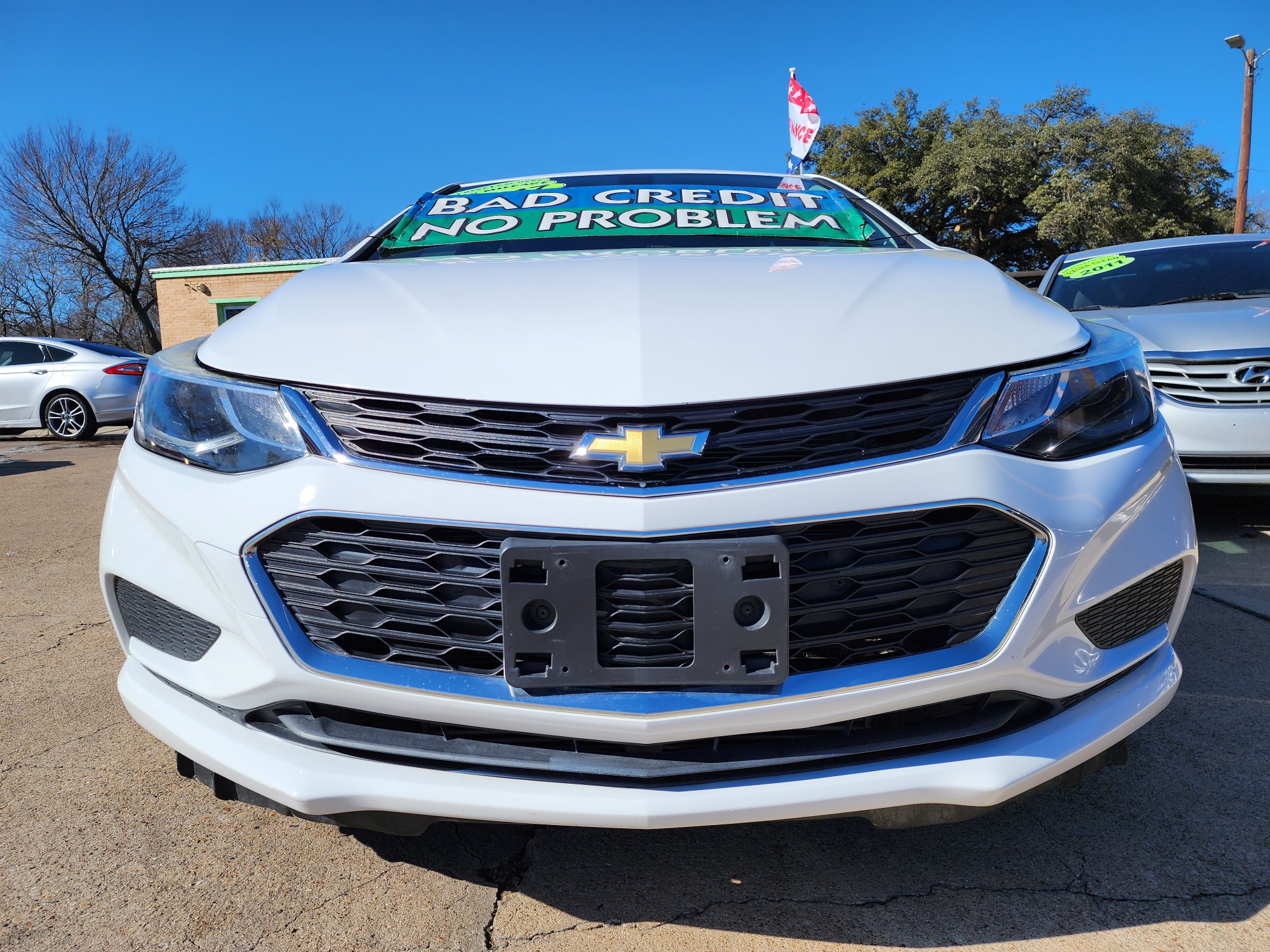 2017 WHITE /BLACK Chevrolet Cruze LT (3G1BE6SMXHS) with an 1.4L L4 DOHC 16V TURBO engine, 6A transmission, located at 2660 S.Garland Avenue, Garland, TX, 75041, (469) 298-3118, 32.885387, -96.656776 - Photo #9