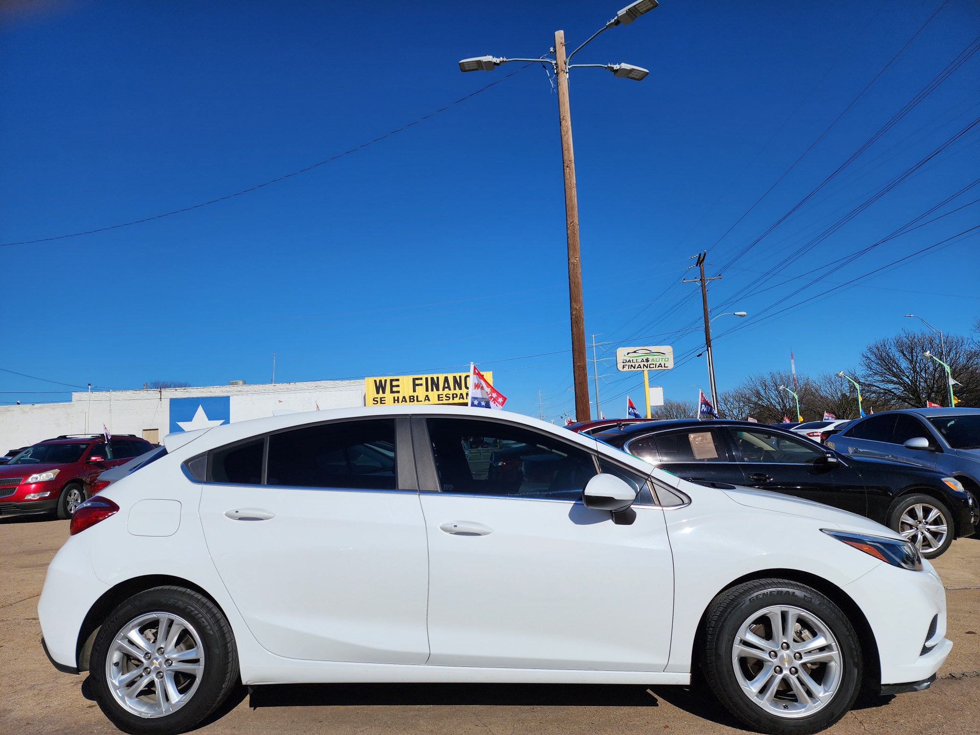 2017 WHITE /BLACK Chevrolet Cruze LT (3G1BE6SMXHS) with an 1.4L L4 DOHC 16V TURBO engine, 6A transmission, located at 2660 S.Garland Avenue, Garland, TX, 75041, (469) 298-3118, 32.885387, -96.656776 - Photo #2