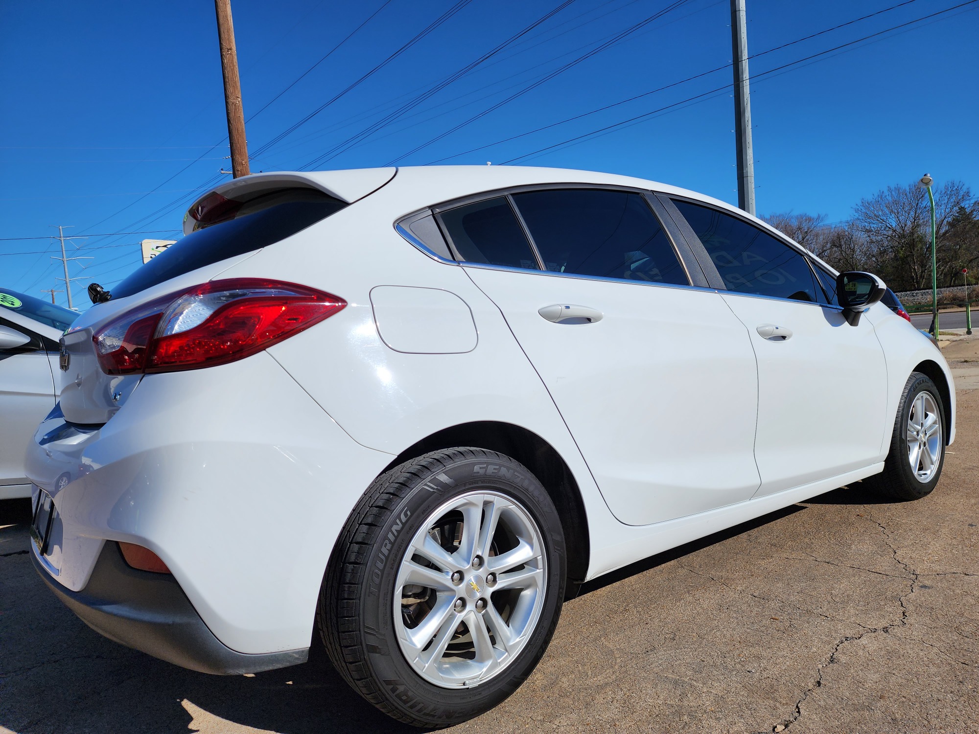 2017 WHITE /BLACK Chevrolet Cruze LT (3G1BE6SMXHS) with an 1.4L L4 DOHC 16V TURBO engine, 6A transmission, located at 2660 S.Garland Avenue, Garland, TX, 75041, (469) 298-3118, 32.885387, -96.656776 - Photo #3