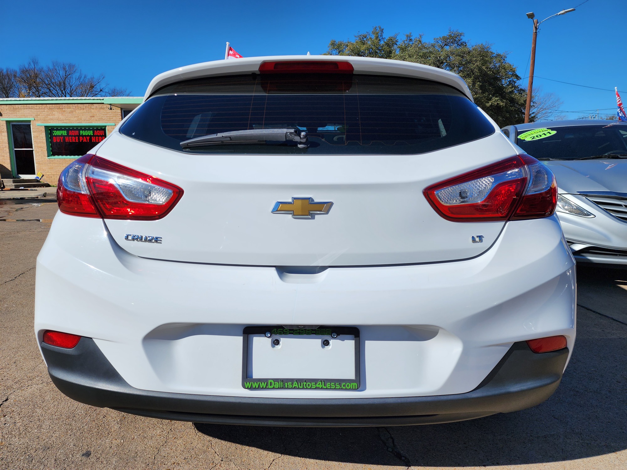 2017 WHITE /BLACK Chevrolet Cruze LT (3G1BE6SMXHS) with an 1.4L L4 DOHC 16V TURBO engine, 6A transmission, located at 2660 S.Garland Avenue, Garland, TX, 75041, (469) 298-3118, 32.885387, -96.656776 - Photo #4