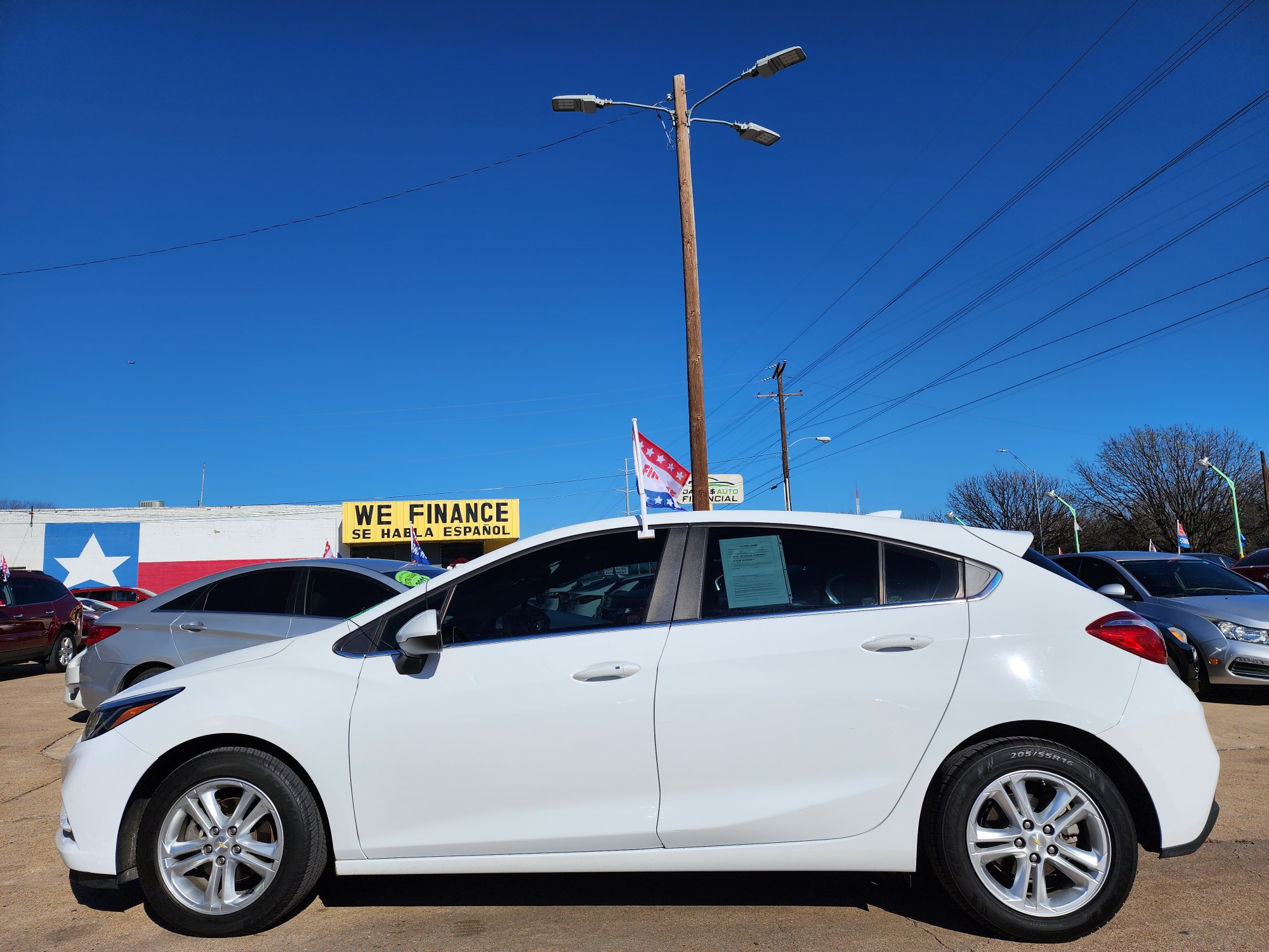 2017 WHITE /BLACK Chevrolet Cruze LT (3G1BE6SMXHS) with an 1.4L L4 DOHC 16V TURBO engine, 6A transmission, located at 2660 S.Garland Avenue, Garland, TX, 75041, (469) 298-3118, 32.885387, -96.656776 - Photo #6