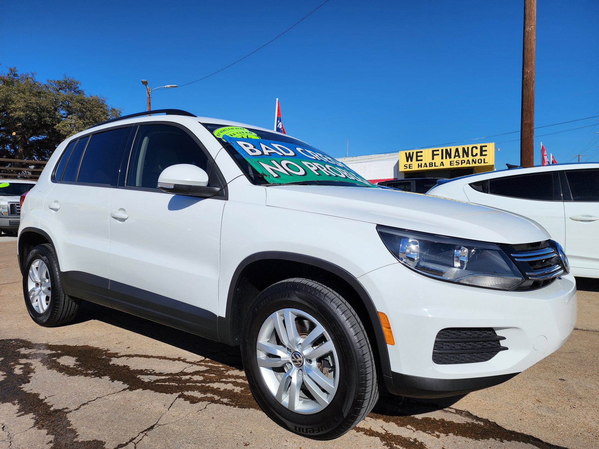 2016 WHITE Volkswagen Tiguan SE (WVGAV7AX6GW) with an 2.0L L4 DOHC 16V TURBO engine, 6A transmission, located at 2660 S.Garland Avenue, Garland, TX, 75041, (469) 298-3118, 32.885387, -96.656776 - Photo #1