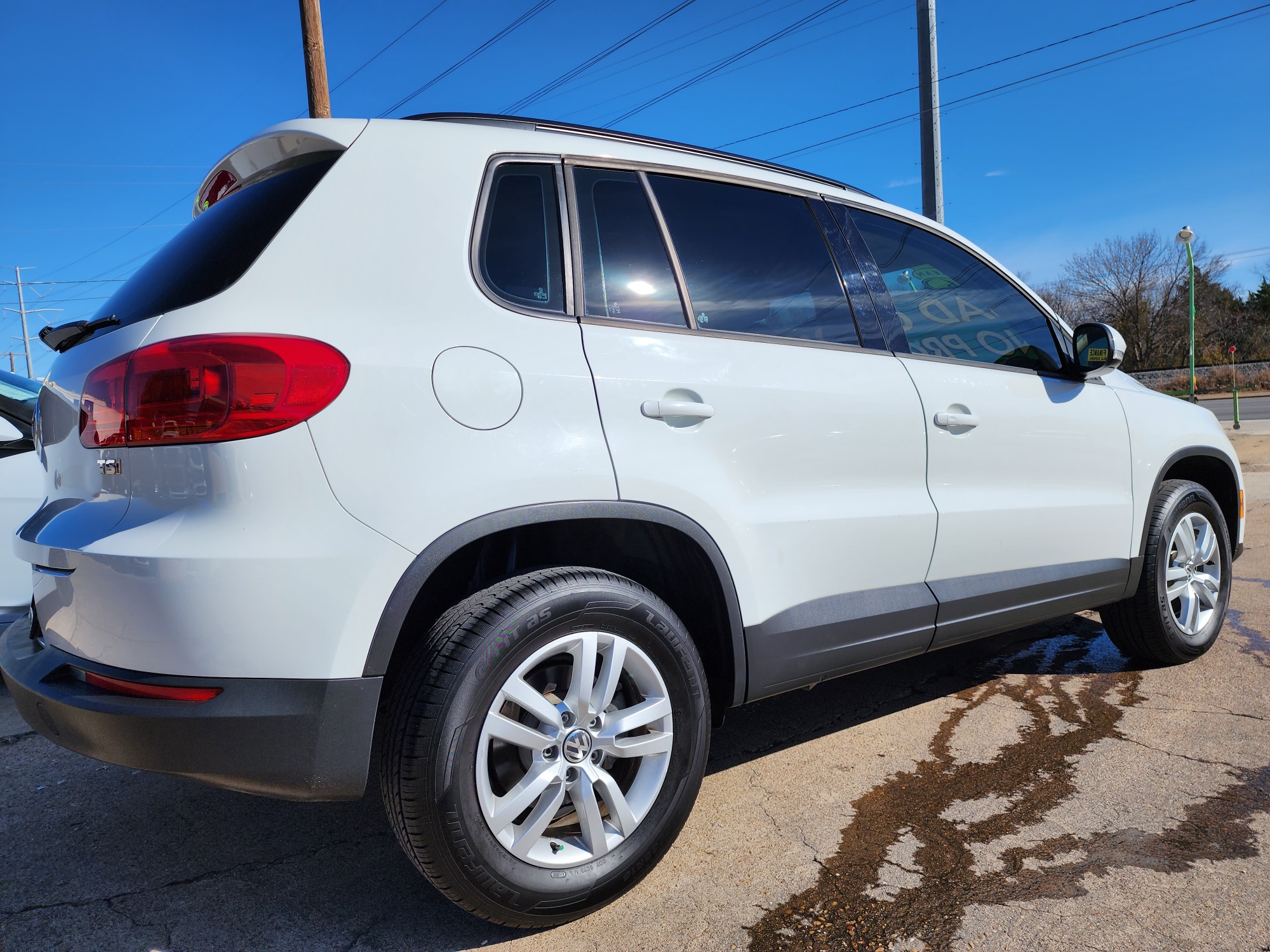 2016 WHITE Volkswagen Tiguan SE (WVGAV7AX6GW) with an 2.0L L4 DOHC 16V TURBO engine, 6A transmission, located at 2660 S.Garland Avenue, Garland, TX, 75041, (469) 298-3118, 32.885387, -96.656776 - Photo #3