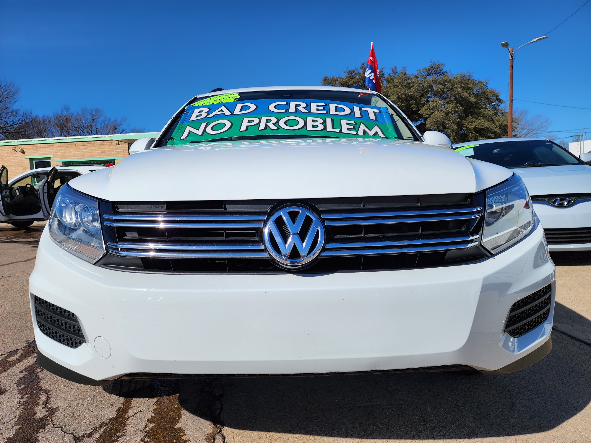 2016 WHITE Volkswagen Tiguan SE (WVGAV7AX6GW) with an 2.0L L4 DOHC 16V TURBO engine, 6A transmission, located at 2660 S.Garland Avenue, Garland, TX, 75041, (469) 298-3118, 32.885387, -96.656776 - Photo #8
