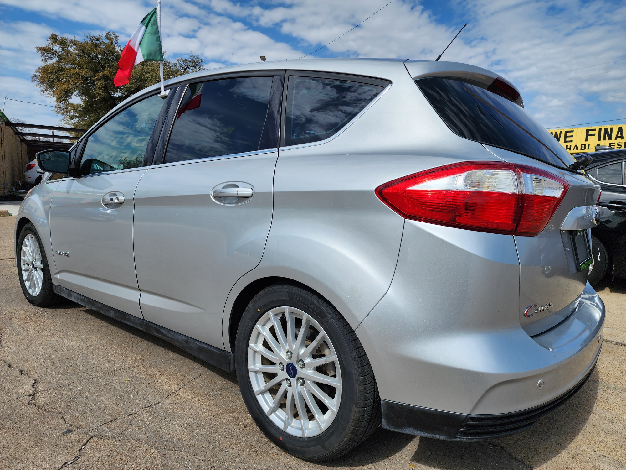 2013 SILVER Ford C-Max SEL (1FADP5BU1DL) with an 2.0L L4 DOHC 16V HYBRID engine, Continuously Variable Transmission transmission, located at 2660 S.Garland Avenue, Garland, TX, 75041, (469) 298-3118, 32.885387, -96.656776 - Photo #5