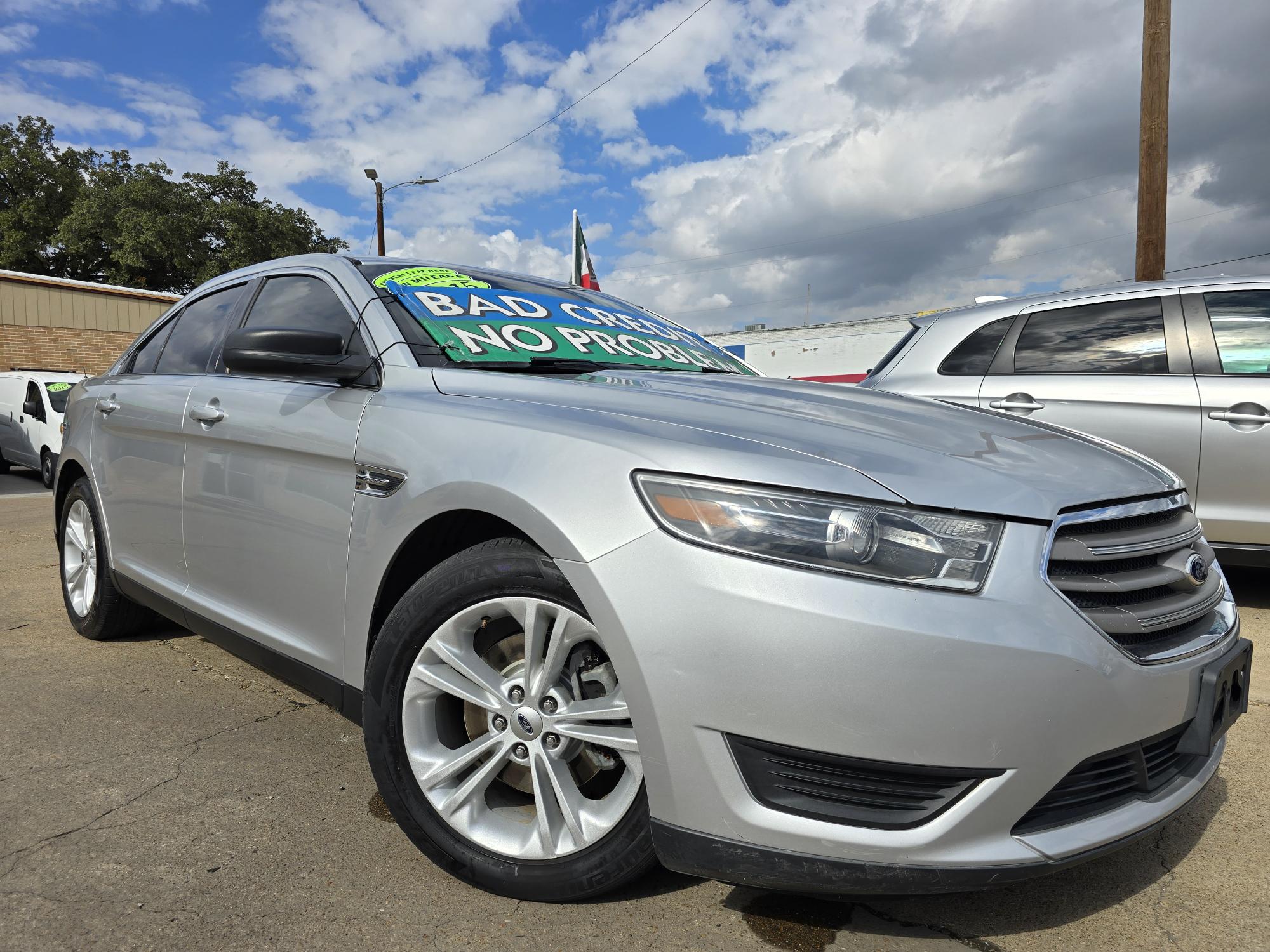 photo of 2015 Ford Taurus SE Sedan