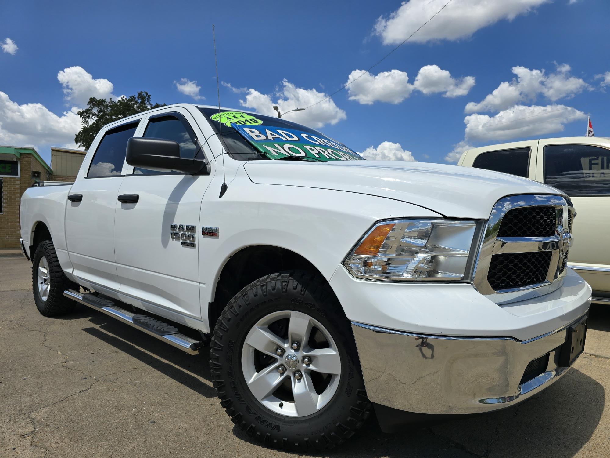 photo of 2019 RAM 1500 Classic Tradesman 4WD HEMI V8 Crew Cab PickUp