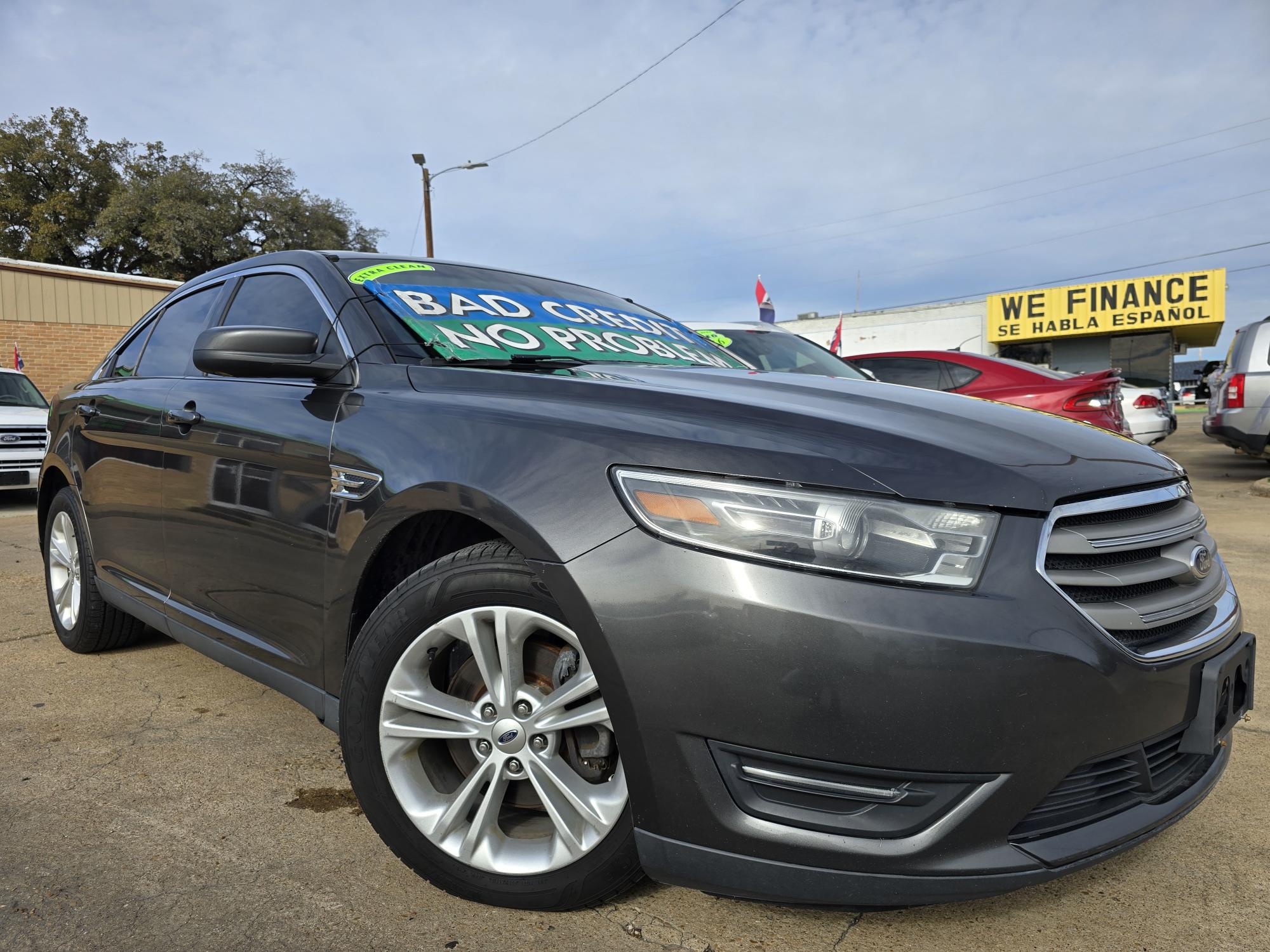 photo of 2015 Ford Taurus SEL Sedan