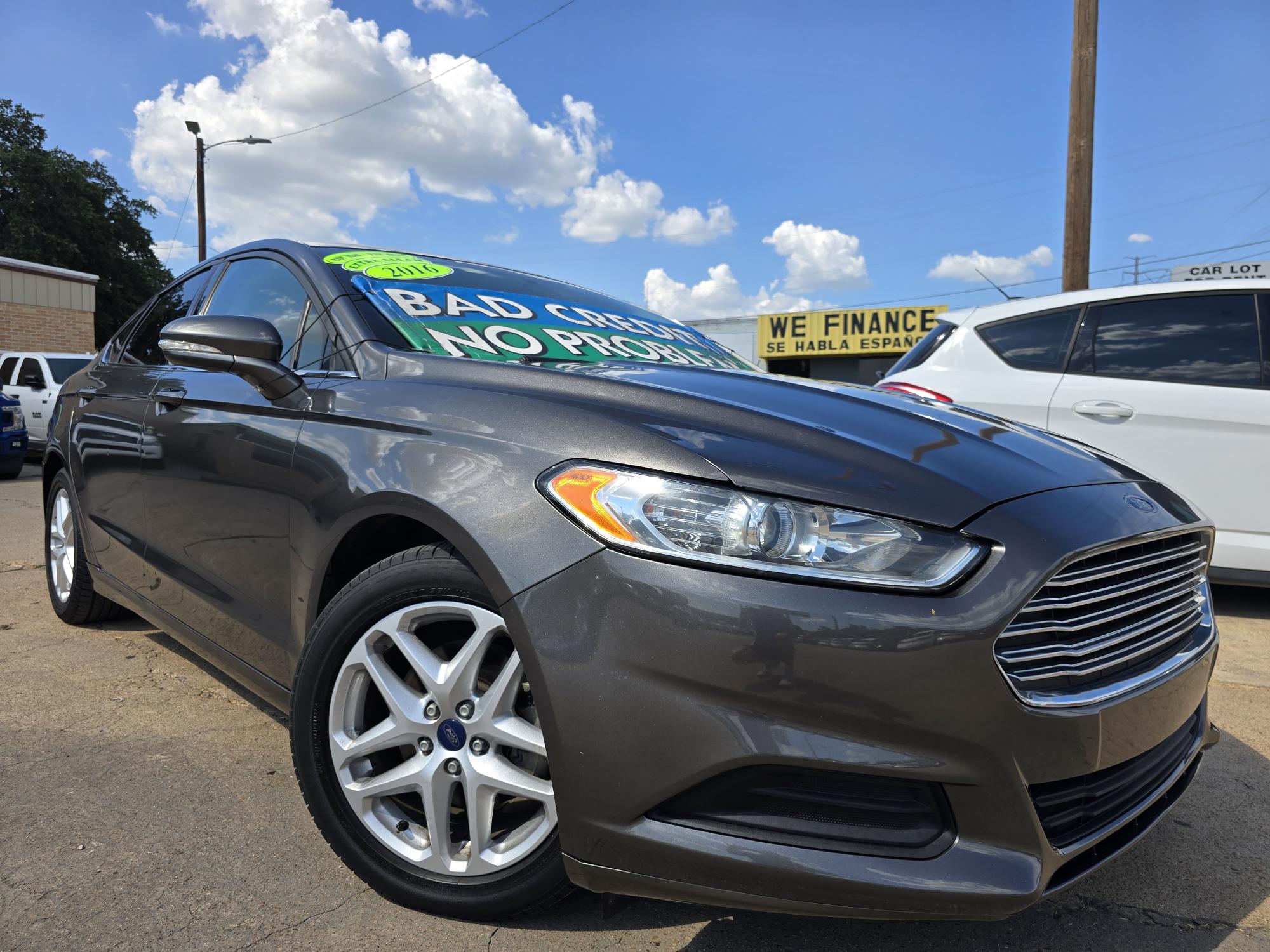 photo of 2016 Ford Fusion SE Sedan