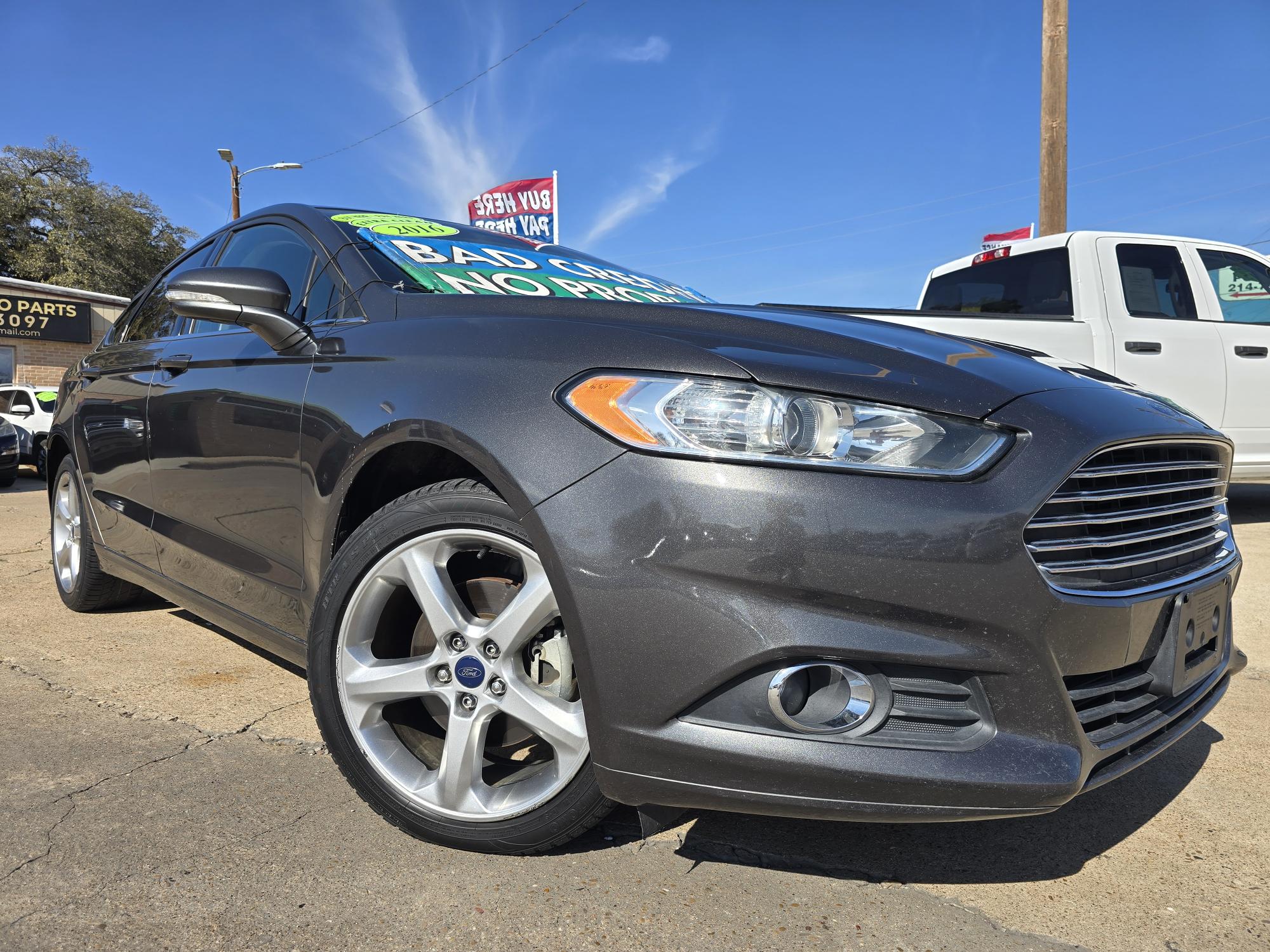 photo of 2016 Ford Fusion SE Sedan